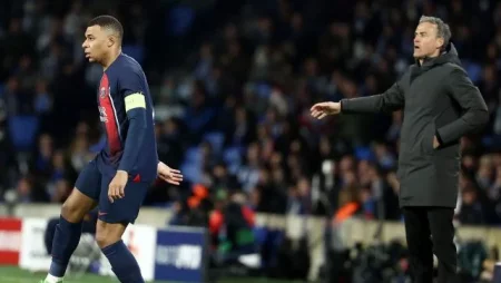 Luis Enrique se despede de Kylian Mbappe onze vezes após sua exibição